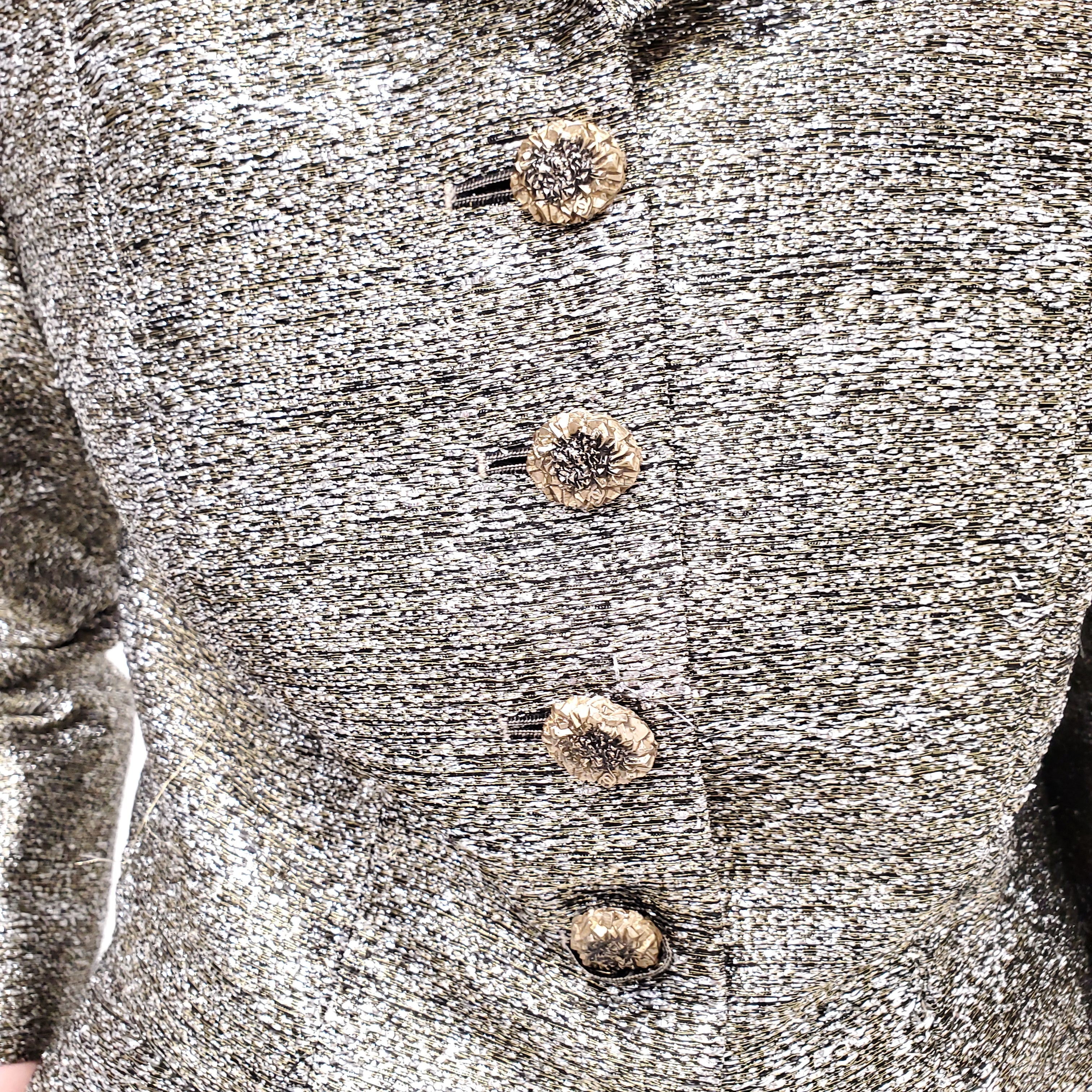CHANEL GOLD METALLIC SUIT WITH FLORAL LOGO BUTTONS - SIZE 40