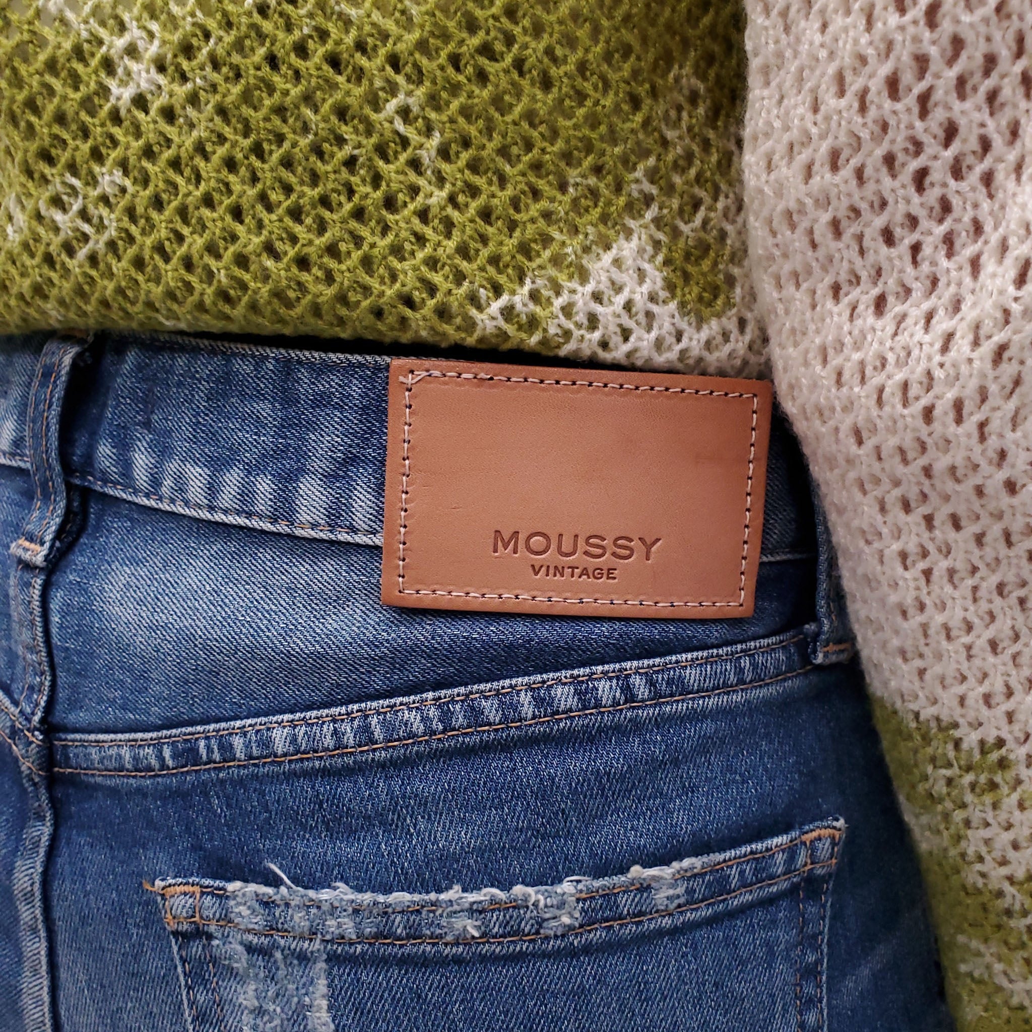 MOUSSY VINTAGE MEDIUM BLUE LIGHTLY DISTRESSED JEANS - SIZE 27